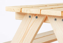 Lade das Bild in den Galerie-Viewer, Detailansicht der Serafin Kinder Picknick-Sitzgruppe mit Holztisch, Sitzbank und verschraubter Konstruktion.