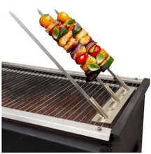 Cargar imagen en el visor de la galería, Schaschlikspieße auf dem Serafin Grillaufsatz Classic aus Edelstahl – montiert auf einem Grillrost, ideal für Gasgrill und Holzkohlegrill. Beispielaufnahme aus Bayern / München, Produktfoto für Serafin Grillzubehör.“