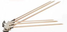 Cargar imagen en el visor de la galería, Holz-Grillspieße mit verstellbarem Edelstahlaufsatz von Serafin, ideal für Schaschlik, Gemüse und Grillgerichte – kompatibel mit Gasgrill, Smoker und Feuerschale; Outdoor-Grillen in Bayern / Deutschland