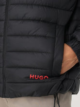 Carica l'immagine nel visualizzatore di Gallery, Detailansicht HUGO Brenti2521 Pufferjacke mit rotem Logo