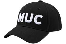Lade das Bild in den Galerie-Viewer, Schwarze MUC Baseball Cap München aus 100 % Baumwolle mit weiß gesticktem Schriftzug – Vorderansicht