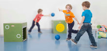 Carica l'immagine nel visualizzatore di Gallery, Kinder spielen mit der talentkiste aus Holz – Indoor-Bewegungsspiel, Motorik-Training & Ballsport für Kindergarten und Zuhause – Produktfoto für München und Umgebung