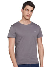 Cargar imagen en el visor de la galería, Modell trägt Calvin Klein Jeans Herren T-Shirt Slim Fit in Grau