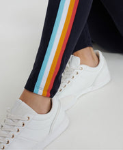 Carica l'immagine nel visualizzatore di Gallery, Detailansicht Superdry Damen Leggings Eclipse Navy mit seitlichem Streifendetail