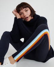 Carica l'immagine nel visualizzatore di Gallery, Superdry Damen Stretch Leggings Eclipse Navy mit Streifen, sitzende Pose