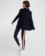 Carica l'immagine nel visualizzatore di Gallery, Superdry Retro Damen Leggings Eclipse Navy getragen, Ansicht vorne