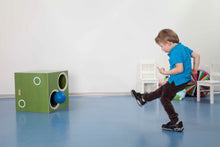 Carica l'immagine nel visualizzatore di Gallery, Junge spielt mit dem talentkiste Motorik-Holzspiel im Kinderzimmer und schießt einen Ball – Bewegung, Motoriktraining und Indoor-Spielspaß in München.