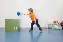 Carica l'immagine nel visualizzatore di Gallery, „Junge wirft einen blauen Ball zur grünen talentkiste – vielseitiges Motorik- und Spielmöbel aus Holz für Kinder, ideal für Bewegung, Spiel und Förderung zuhause und in Kitas in Deutschland.“
