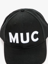Lade das Bild in den Galerie-Viewer, MUC Cap von Statewear – Detail der weißen 3D-Stickerei
