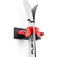 Load image into Gallery viewer, Merx Flip Clip Wandhalterung mit eingelegten Skiern in Klemmaufnahme
