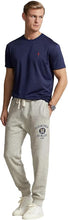 Lade das Bild in den Galerie-Viewer, Herren-Outfit mit Polo Ralph Lauren T-Shirt in Navy und heller Hose
