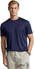 Lade das Bild in den Galerie-Viewer, Herrenmodel trägt das Polo Ralph Lauren T-Shirt in Navy von vorne
