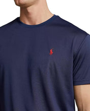 Lade das Bild in den Galerie-Viewer, Detailansicht des gestickten roten Polo-Ponys auf dem navyblauen T-Shirt
