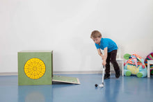Carica l&#39;immagine nel visualizzatore di Gallery, Junge spielt Minigolf mit der talentkiste®, einer vielseitigen Holz-Spielkiste für Motorik und Bewegung, indoor in einem hellen Raum – geeignet als kreatives Kinderspielzeug in Deutschland.
