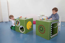 Carica l&#39;immagine nel visualizzatore di Gallery, Kinder spielen mit zwei talentkiste Motorik- und Spielwürfeln aus Holz in einem Indoor-Kinderzimmer in München, Deutschland.

