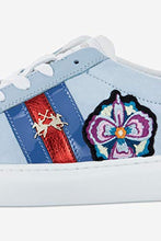 Load image into Gallery viewer, Detailaufnahme La Martina Logo-Stickerei auf hellblauem Sneaker
