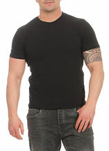 Load image into Gallery viewer, Model trägt schwarzes Moschino Herren T-Shirt – klassischer Basic-Stil
