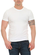 Load image into Gallery viewer, Model trägt weißes Moschino Herren T-Shirt – sportlich eleganter Look
