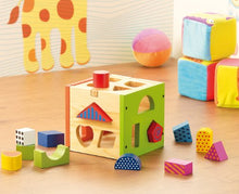 Carica l&#39;immagine nel visualizzatore di Gallery, Holz-Steckwürfel von Playtastic mit 13 farbigen geometrischen Steckformen
