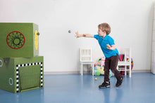 Carica l&#39;immagine nel visualizzatore di Gallery, Kind spielt mit der talentkiste – multifunktionales Kindermöbel aus Holz als Motorik- und Spielgerät – Indoor-Ballspiel in modernem Kinderzimmer – geeignet für Kita, Praxis und Zuhause – München Deutschland
